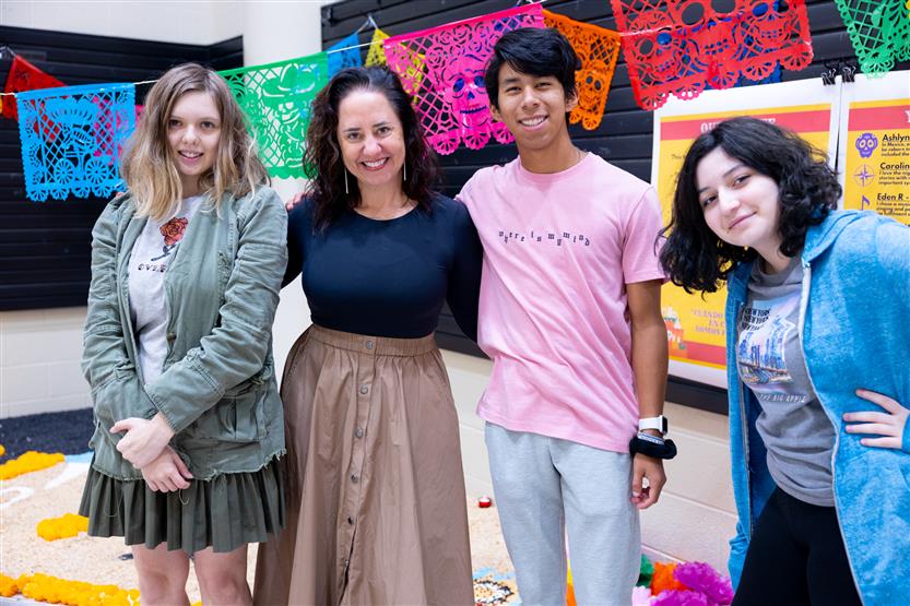 Students make a tapete